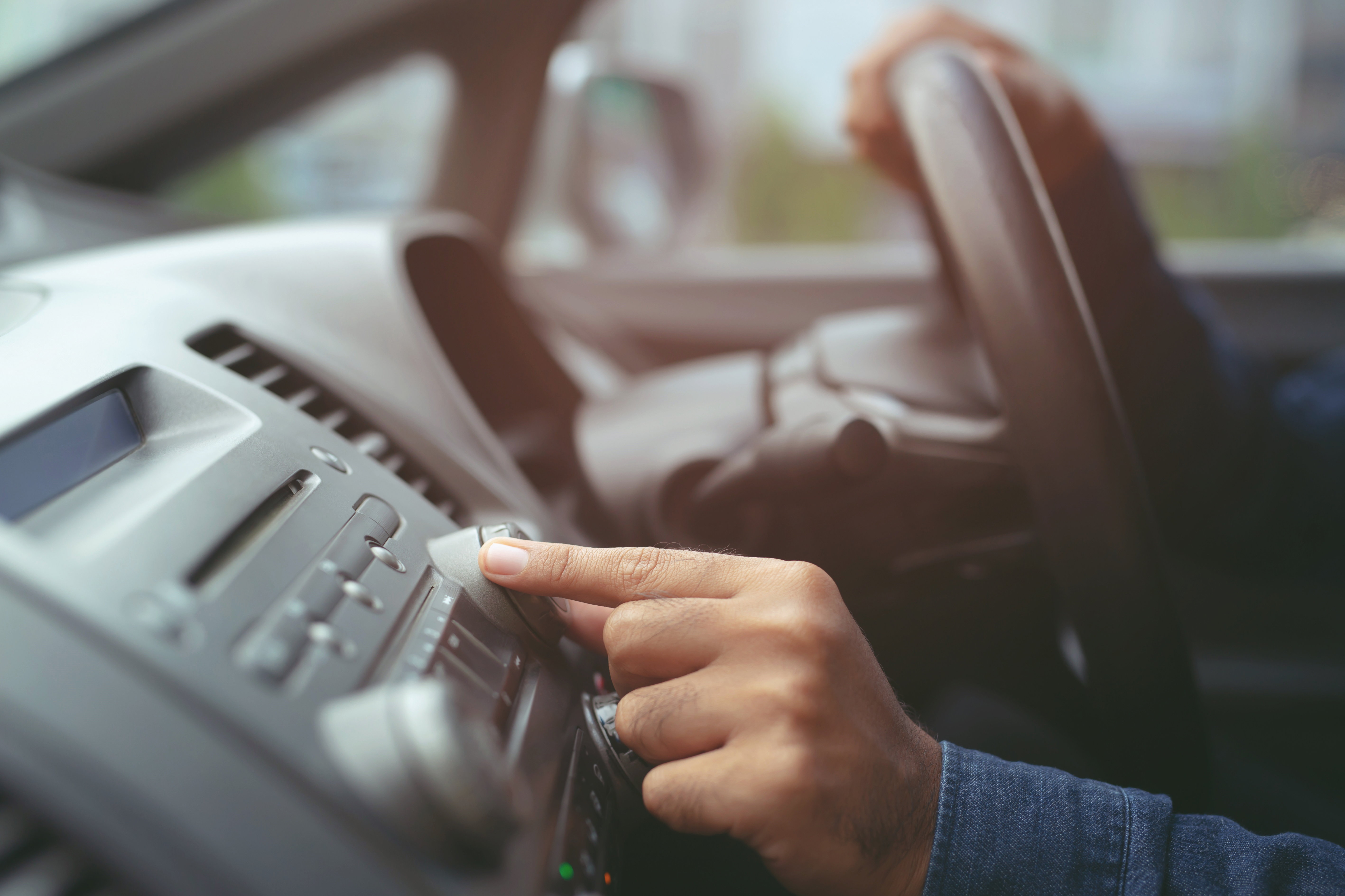 Comment réparer ou changer le poste radio d'une voiture ?